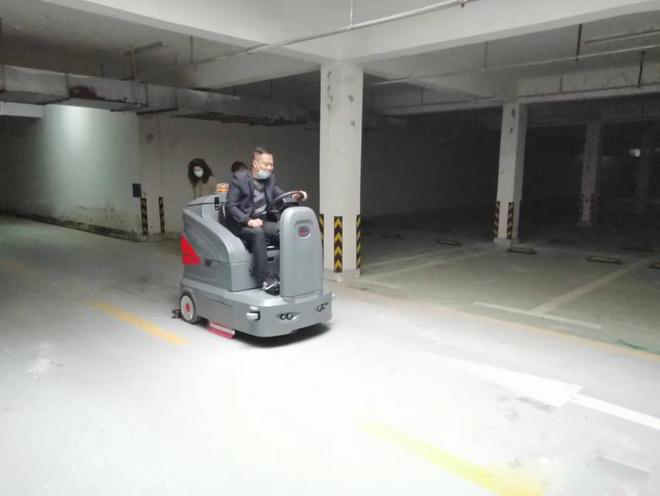 日照小区物业保洁不用人力改用驾驶式洗地机了